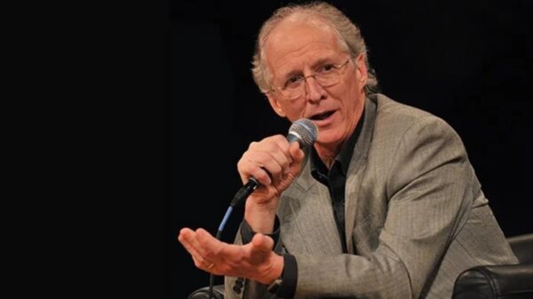 Pastor John Piper pregando no púlpito.